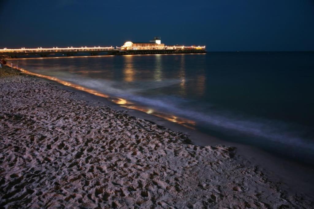 Bournecoast - Stylish Flat With Balcony - Sea Glimpses - 10 Min Walk To Beach - Parking - Wifi - Fm8405 Bournemouth Zewnętrze zdjęcie