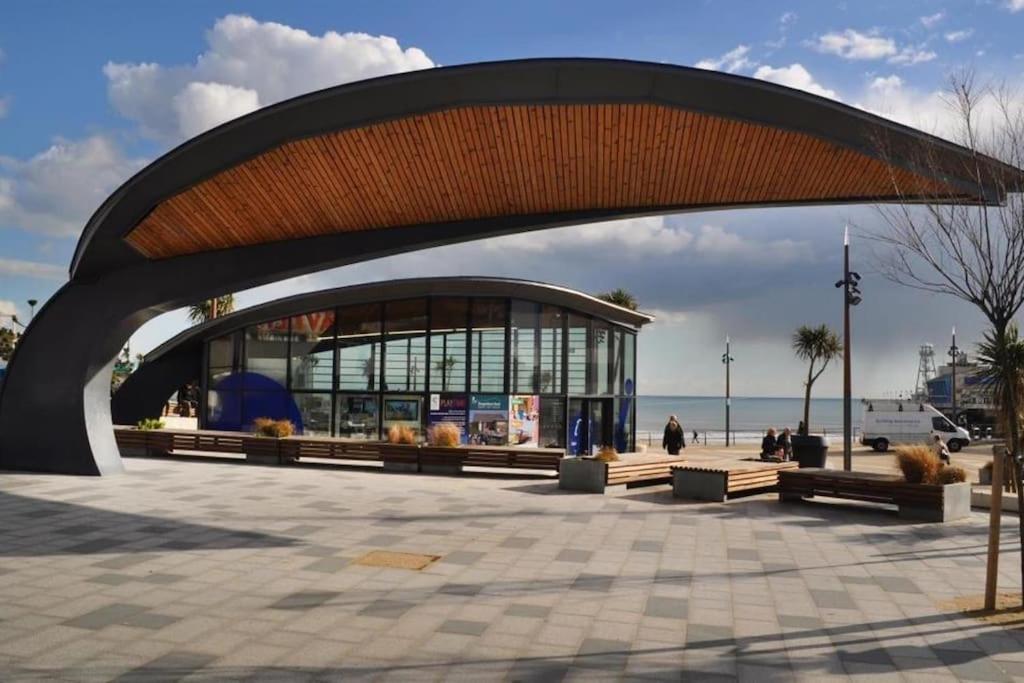 Bournecoast - Stylish Flat With Balcony - Sea Glimpses - 10 Min Walk To Beach - Parking - Wifi - Fm8405 Bournemouth Zewnętrze zdjęcie