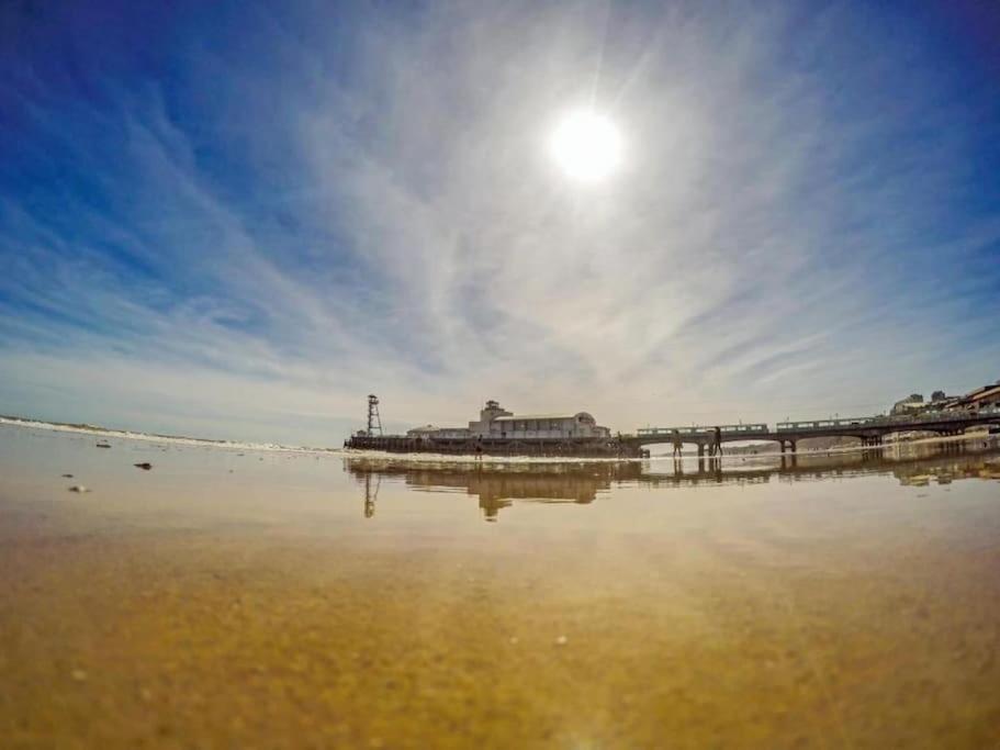 Bournecoast - Stylish Flat With Balcony - Sea Glimpses - 10 Min Walk To Beach - Parking - Wifi - Fm8405 Bournemouth Zewnętrze zdjęcie
