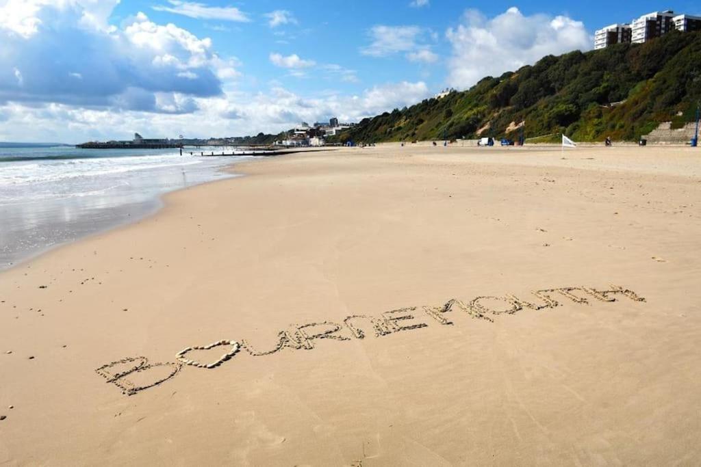 Bournecoast - Stylish Flat With Balcony - Sea Glimpses - 10 Min Walk To Beach - Parking - Wifi - Fm8405 Bournemouth Zewnętrze zdjęcie