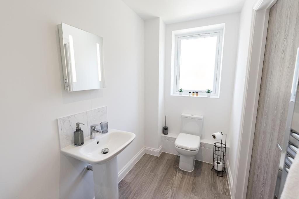 Bournecoast - Stylish Flat With Balcony - Sea Glimpses - 10 Min Walk To Beach - Parking - Wifi - Fm8405 Bournemouth Zewnętrze zdjęcie