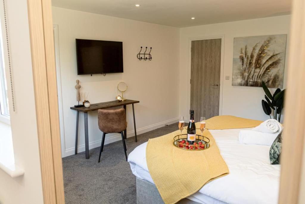 Bournecoast - Stylish Flat With Balcony - Sea Glimpses - 10 Min Walk To Beach - Parking - Wifi - Fm8405 Bournemouth Zewnętrze zdjęcie