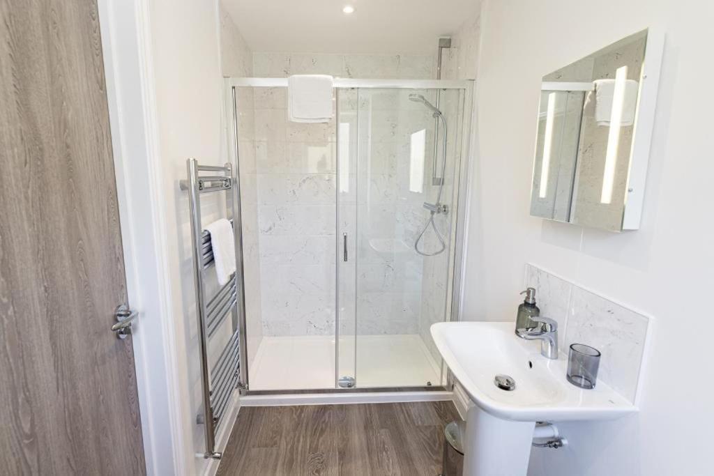 Bournecoast - Stylish Flat With Balcony - Sea Glimpses - 10 Min Walk To Beach - Parking - Wifi - Fm8405 Bournemouth Zewnętrze zdjęcie