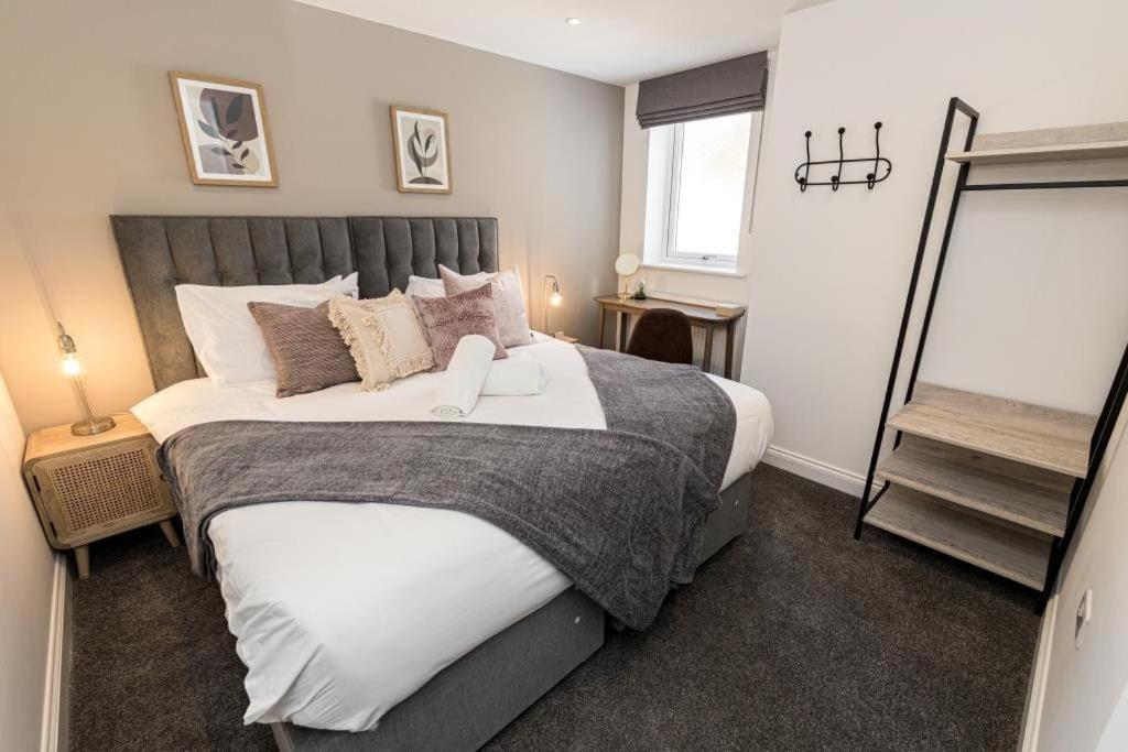 Bournecoast - Stylish Flat With Balcony - Sea Glimpses - 10 Min Walk To Beach - Parking - Wifi - Fm8405 Bournemouth Zewnętrze zdjęcie
