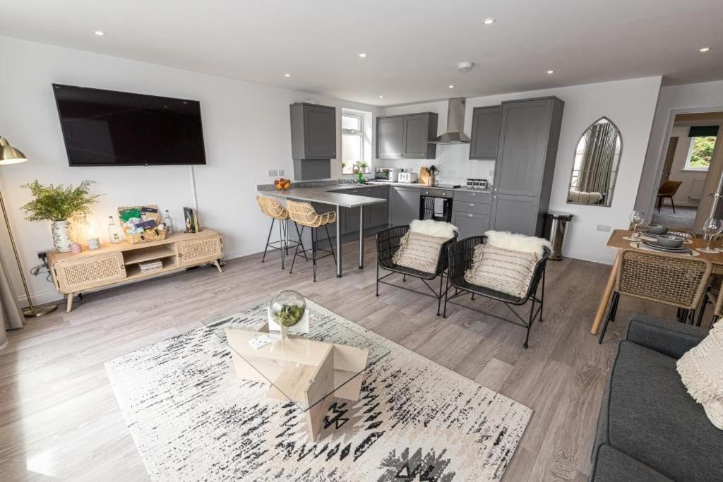 Bournecoast - Stylish Flat With Balcony - Sea Glimpses - 10 Min Walk To Beach - Parking - Wifi - Fm8405 Bournemouth Zewnętrze zdjęcie
