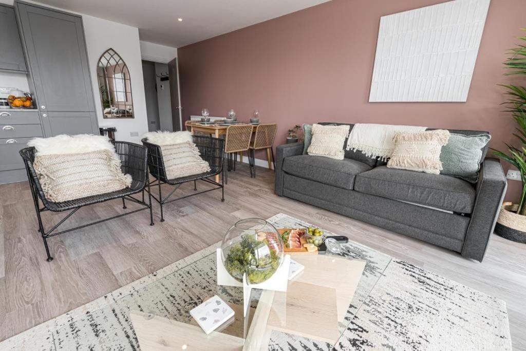 Bournecoast - Stylish Flat With Balcony - Sea Glimpses - 10 Min Walk To Beach - Parking - Wifi - Fm8405 Bournemouth Zewnętrze zdjęcie