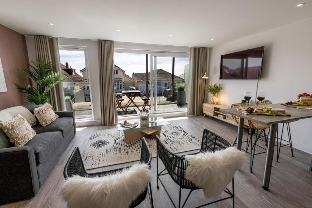 Bournecoast - Stylish Flat With Balcony - Sea Glimpses - 10 Min Walk To Beach - Parking - Wifi - Fm8405 Bournemouth Zewnętrze zdjęcie