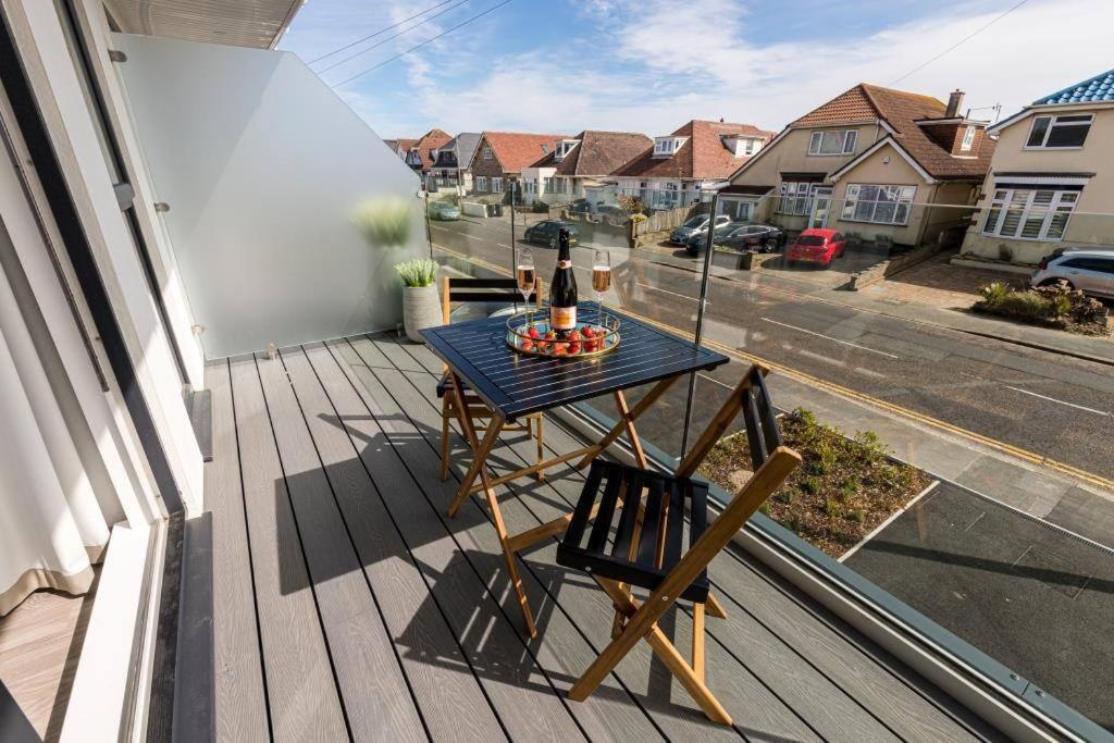 Bournecoast - Stylish Flat With Balcony - Sea Glimpses - 10 Min Walk To Beach - Parking - Wifi - Fm8405 Bournemouth Zewnętrze zdjęcie