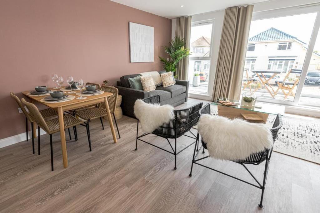 Bournecoast - Stylish Flat With Balcony - Sea Glimpses - 10 Min Walk To Beach - Parking - Wifi - Fm8405 Bournemouth Zewnętrze zdjęcie