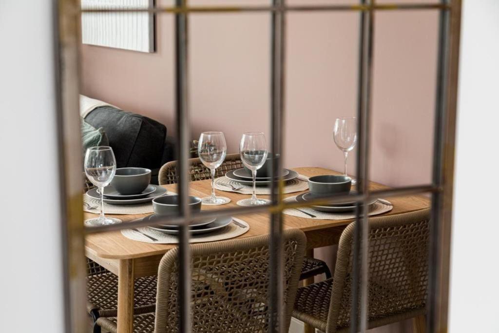 Bournecoast - Stylish Flat With Balcony - Sea Glimpses - 10 Min Walk To Beach - Parking - Wifi - Fm8405 Bournemouth Zewnętrze zdjęcie