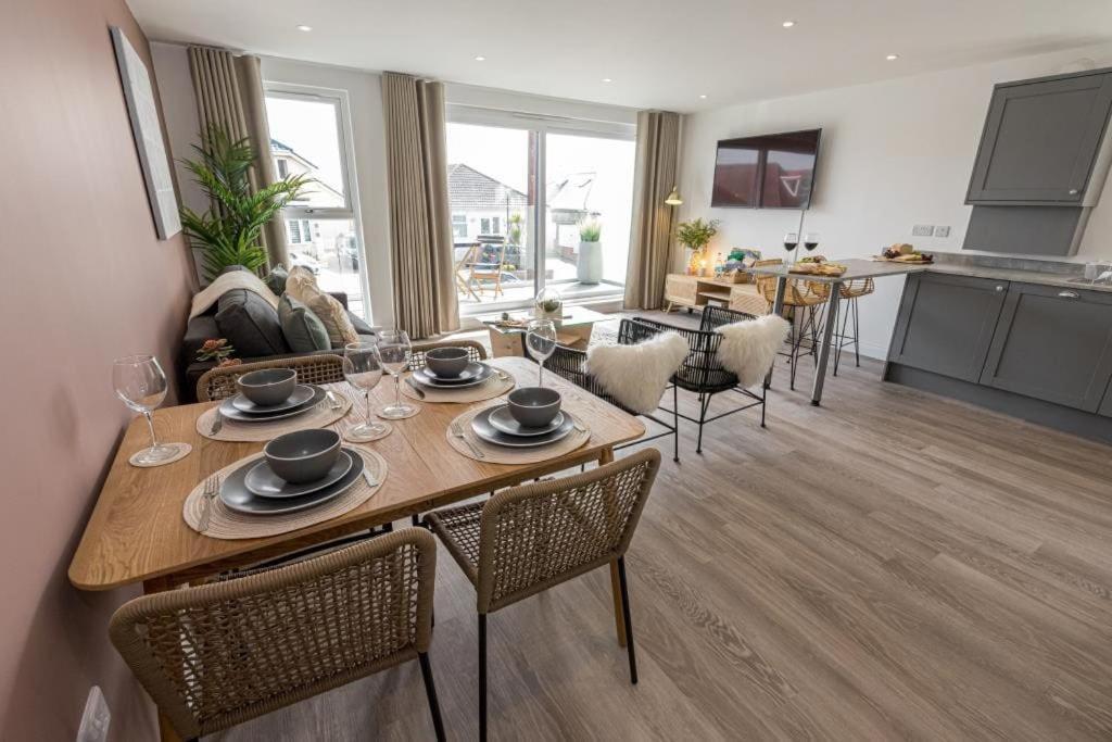 Bournecoast - Stylish Flat With Balcony - Sea Glimpses - 10 Min Walk To Beach - Parking - Wifi - Fm8405 Bournemouth Zewnętrze zdjęcie