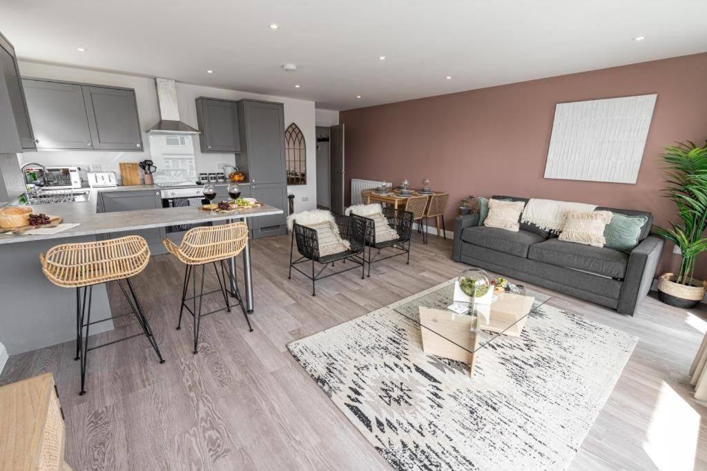 Bournecoast - Stylish Flat With Balcony - Sea Glimpses - 10 Min Walk To Beach - Parking - Wifi - Fm8405 Bournemouth Zewnętrze zdjęcie