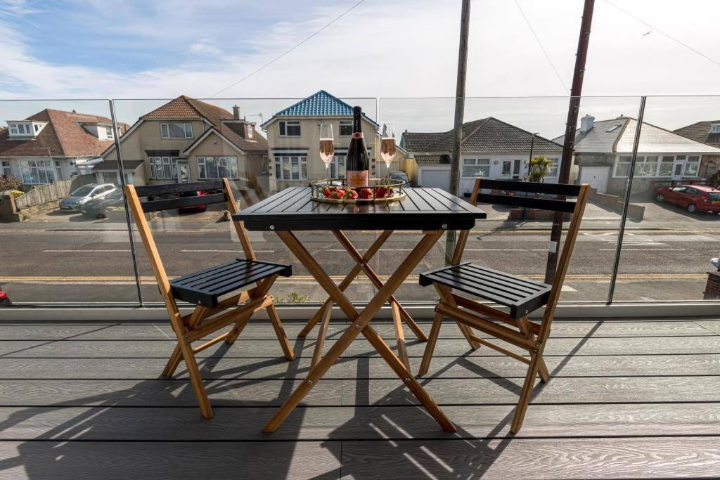 Bournecoast - Stylish Flat With Balcony - Sea Glimpses - 10 Min Walk To Beach - Parking - Wifi - Fm8405 Bournemouth Zewnętrze zdjęcie