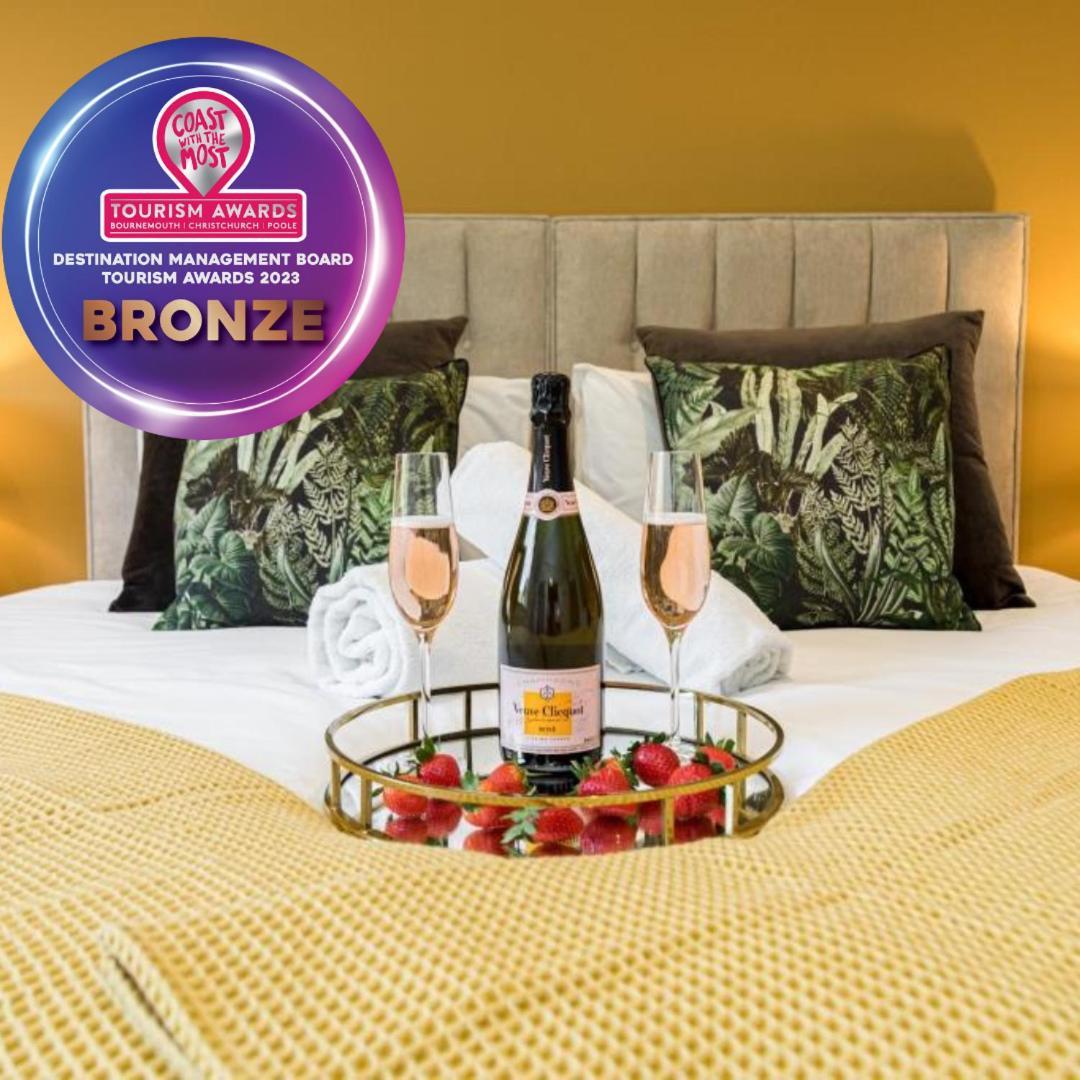 Bournecoast - Stylish Flat With Balcony - Sea Glimpses - 10 Min Walk To Beach - Parking - Wifi - Fm8405 Bournemouth Zewnętrze zdjęcie